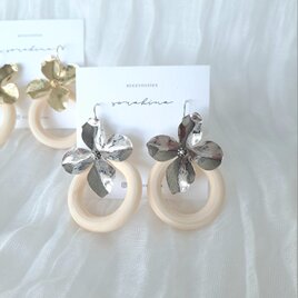 ★b　『 凛  - rin - 』　春　初夏　花　ウッド　ゆらゆら揺れる　大ぶり大人ピアス／イヤリングe