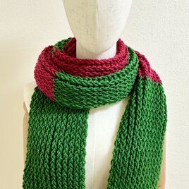 主役級に目立つロングマフラー