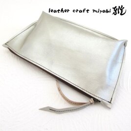 ぷくっと可愛い♪三角フリーポーチ《ゴートスキン》メタリックパール・スムース・018