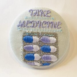 刺繍ブローチ　お薬飲もう