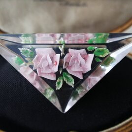ヴィンテージ　レア　淡いピンク色の薔薇トライアングルブローチ（約63×33㎜）