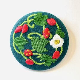 刺繍ブローチ　いちご