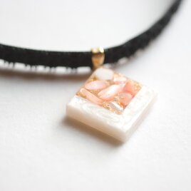 【受注製作】レジンアート　スクエアモチーフとタティングレースとベルベットリボンのチョーカー〈囁き貝・コーラル〉