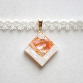 【受注製作】レジンアート　スクエアモチーフとタティングレースとサテンリボンのチョーカー〈囁き貝・コーラル〉