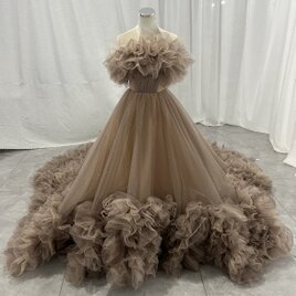 カラードレス カーキ色 オフショルダー ラッフルフリル 華やかなトレーン キラキラチュール クラシカル 花嫁