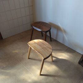 アンティーク仕上げ♪スツール　　ミニテーブル・サイドテーブル・ディスプレイ・無垢材・タモ耳付一枚板