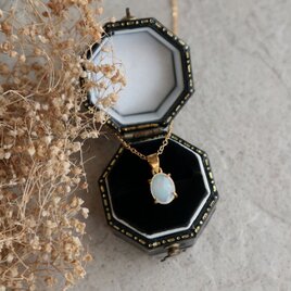 エチオピア産プレシャスオパールの一粒ネックレス｜遊色が美しいオーバルローズカット＊金アレ対応