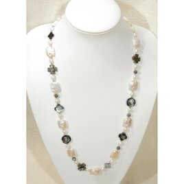 貝パーツと本真珠（淡水パール）、SV925のロングネックレス（マザーオブパール、黒蝶貝、アバロンシェル、鮑貝、バロック）