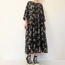 大人の花柄ブラックワンピース＊刺繍調の植物標本＊長袖＊ゆったりリラックス大きいサイズ＊国産コットン100％＊ポケット付