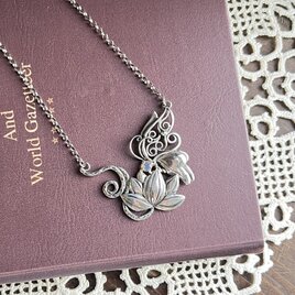 【hp3】シルバーとオパールのペンダント「蓮と胡蝶」