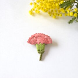 ［受注制作］カーネーションの刺繍ブローチ（salmom pink）