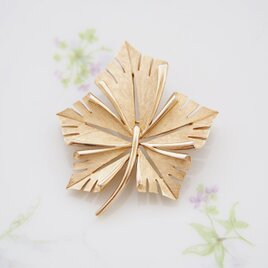 Trifari　トリファリ　ゴールドトーン　リーフ　ブローチ　/　CJ6652Y