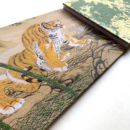 『虎図屏風〜碧波』　橋本雅邦　美術名画御朱印帳　B5見開き御朱印帳　虎　波　狩野派　日本画　伝統柄　金襴織物　桐生織物