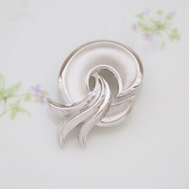 Trifari　トリファリ　シルバートーン　ウェーブ　ブローチ　/　CJ6764F