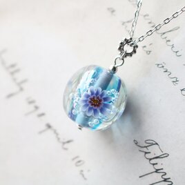 ガーベラのとんぼ玉（ガラス玉）ネックレス／水色×紫