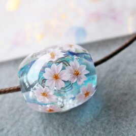 桜のとんぼ玉（ガラス玉）紫×水色／泡入り