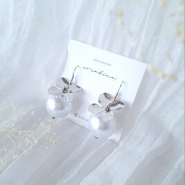 ★b　『 凛  - rin - 』　春　パール風　花　ゆらゆら揺れる　フォーマル　大ぶり大人ピアス／イヤリングe