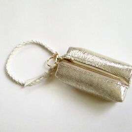 ♥︎3000円均一♥︎　シャンパンゴールドの俵型小物入れ（革キーチェーン付き）