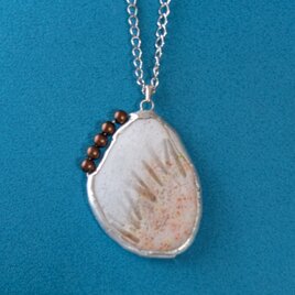 ヒュージングガラスのペンダント