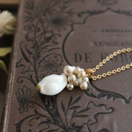 ミリアムハスケルのヴィンテージビーズとNIKIパール　ガラスパールの房が揺れるペンダント・ネックレス　オーバル