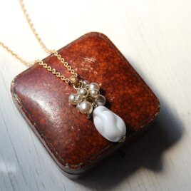 ミリアムハスケルのヴィンテージビーズとNIKIパール　ガラスパールの房が揺れるペンダント・ネックレス　オーバル