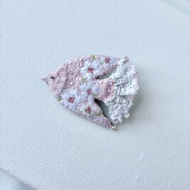 "SAKURA" 白い桜が舞う淡いピンク色の鳥さん/手刺繍鳥ブローチ