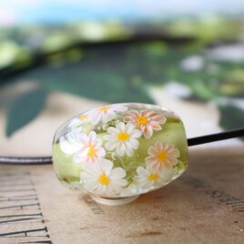 マーガレットのとんぼ玉革紐チョーカー（ガラス玉）泡入り／黄緑