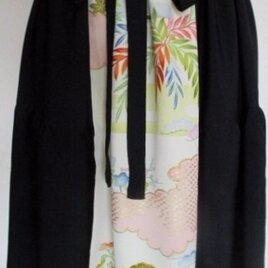 ８６８３　花柄と黒の着物で作った膝丈スカート　