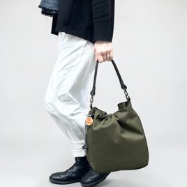 撥水加工で丈夫！A4サイズも入る巾着バッグ　BALON：カーキ（CORDURA　撥水加工ナイロン）