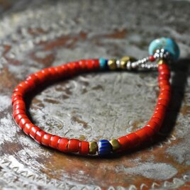 アンティーク飴色＆朱赤色ホワイトハーツと希少シェブロンビーズのブレス（ターコイズ留め金）