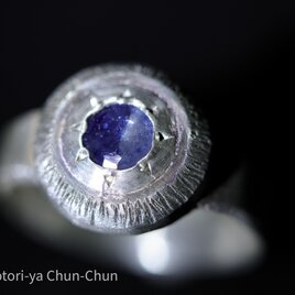 【タイのお土産】アフリカ産バイカラーアイスブルーサファイア・シールドリング【太極の盾】