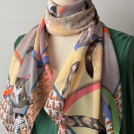 ほぼシッポがメインの猫柄シフォンスカーフ(ベージュ＆ブラウン系)　サイズ95×95cm