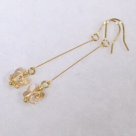 ゴールドチタンピアス・スワロフスキーの小さな金の蝶