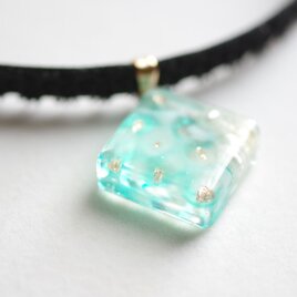 【受注製作】レジンアート　スクエアモチーフとタティングレースとベルベットリボンのチョーカー〈水紋・グリーン〉