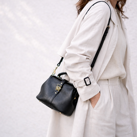 【柔らかいヌメ革】フラットタイプのがま口バッグ 手作りのレザーショルダーバッグ　2WAY 中型鞄のコピー