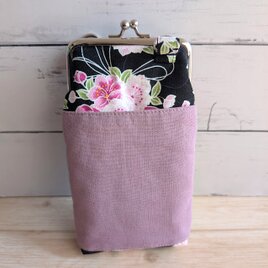 黒地にピンクの花が華やかなスマホショルダー