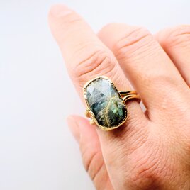 New「ラブラドライト」の世界でひとつの天然石リング