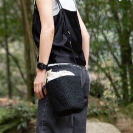 【丸みを帯びた巾着シルエット】サイザルショルダーバッグ かごバッグ 夏バッグ 斜め掛け ブラック ak-58si