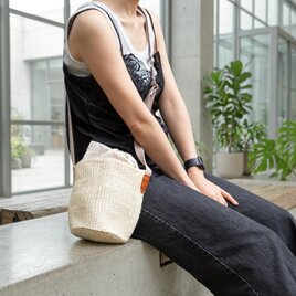 【丸みを帯びた巾着シルエット】サイザルショルダーバッグ かごバッグ 夏バッグ 斜め掛け ナチュラル ak-58si