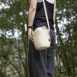 【丸みを帯びた巾着シルエット】サイザルショルダーバッグ かごバッグ 夏バッグ 斜め掛け ナチュラル ak-58si