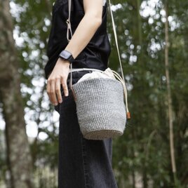 【丸みを帯びた巾着シルエット】サイザルショルダーバッグ かごバッグ 夏バッグ 斜め掛け ブルーグレー ak-58si