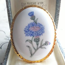 ヴィンテージ　ヤグルマソウの磁器製ブローチ