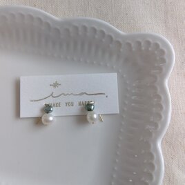 14kgf 深色グリーンカラー淡水パールの２粒華奢ピアス