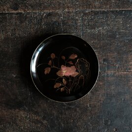 【特価¥2200→¥1100】耽美で素敵◆岩場に花。時代物　花文漆芸蒔絵中皿　古漆器　骨董/antiques 明治時代　i1