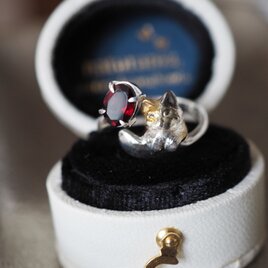 ガーネット三毛猫リング