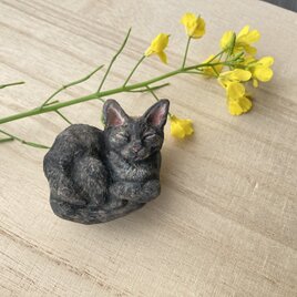 木彫りの黒猫「おててに隠す小さな寝息」のブローチ