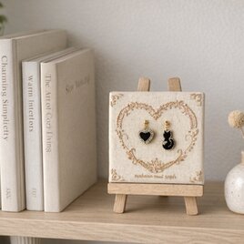 ハート柄ディスプレイパネル×選べる犬猫モチーフ刺繍ピアス／イヤリングセット《お部屋に飾れるアクセサリー》