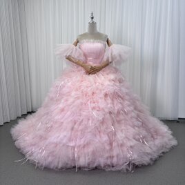 豪華！カラードレス ピンク ベアトップ ふわふわ袖 グラデーション 柔らかく重ねたチュールスカート リボン 花嫁 前撮り