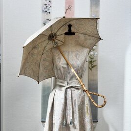 今後出会えるかわからない反物から仕立てた 手織り白大島ワンピースと日傘　花の宴