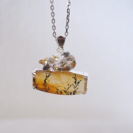 デンドリティッククォーツと眠り三毛猫ペンダント